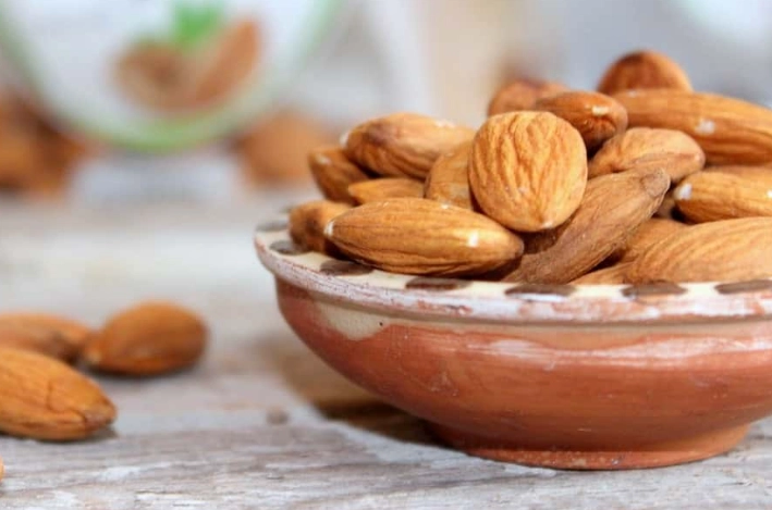 almonds toxic to dogs