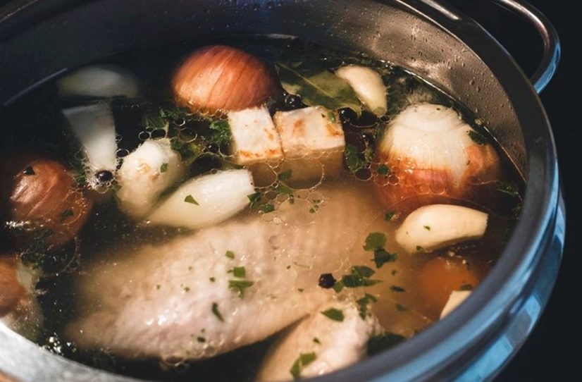 can cats have chicken broth everyday